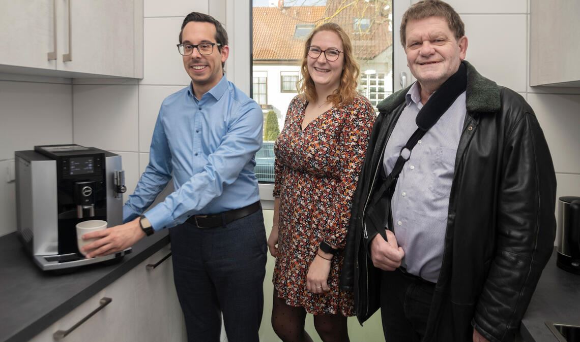Stiftung spendet für Kita „Blumenwiese“ Timon Friedel, Mandy Schmalz und Karlheinz Oehler (v. li.) weihen den neuen Kaffeeautomaten ein. Foto: Fotomoment