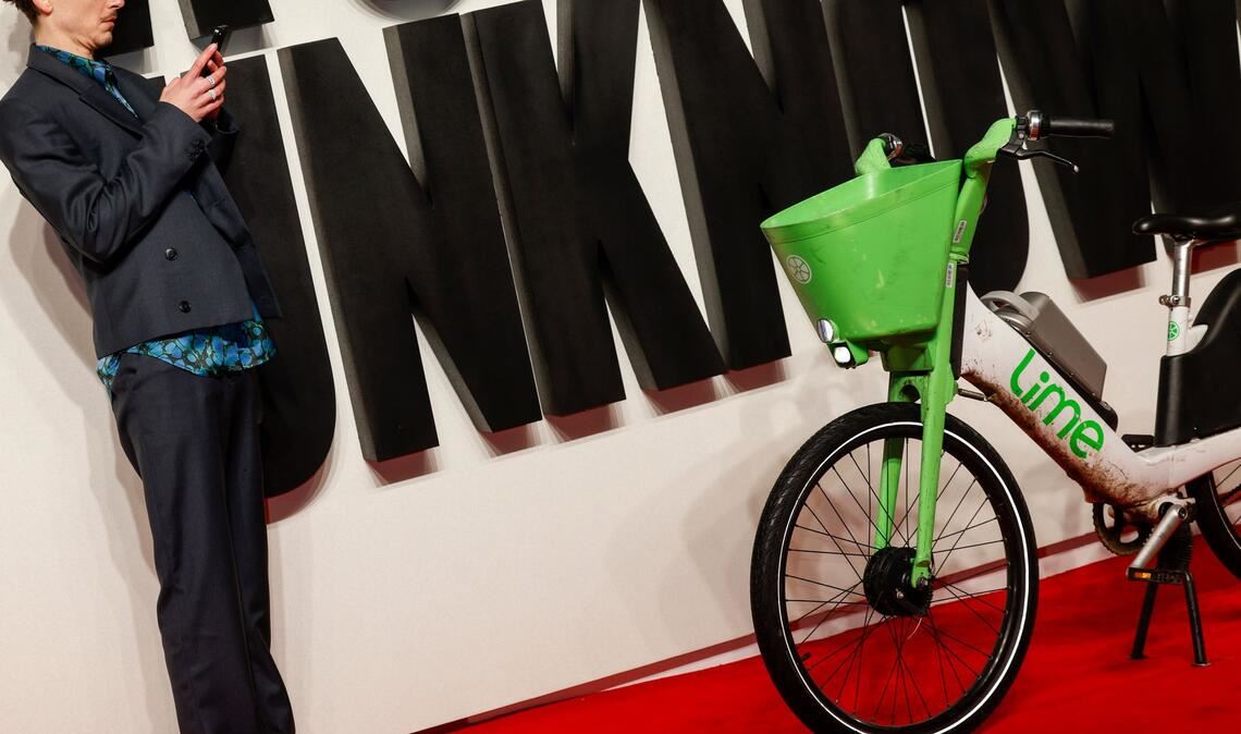 Timothée Chalamet bei einer "Like A Complete Unknown"-Premiere 2025 in London mit Leihfahrrad auf dem roten Teppich. (Archivbild)