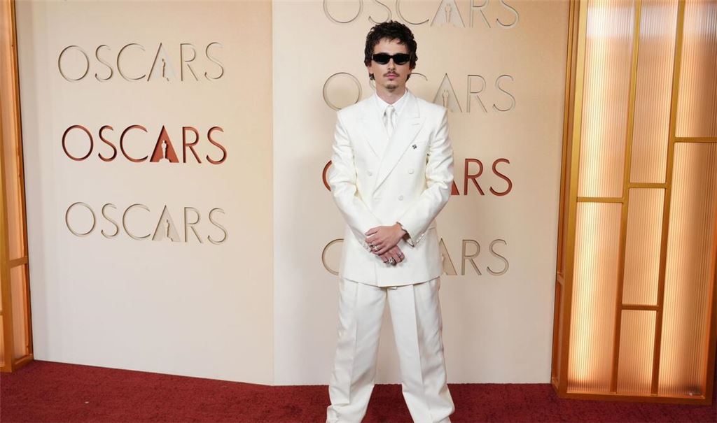 Timothée Chalamet posiert mit Sonnenbrille bei den Oscars 2026.