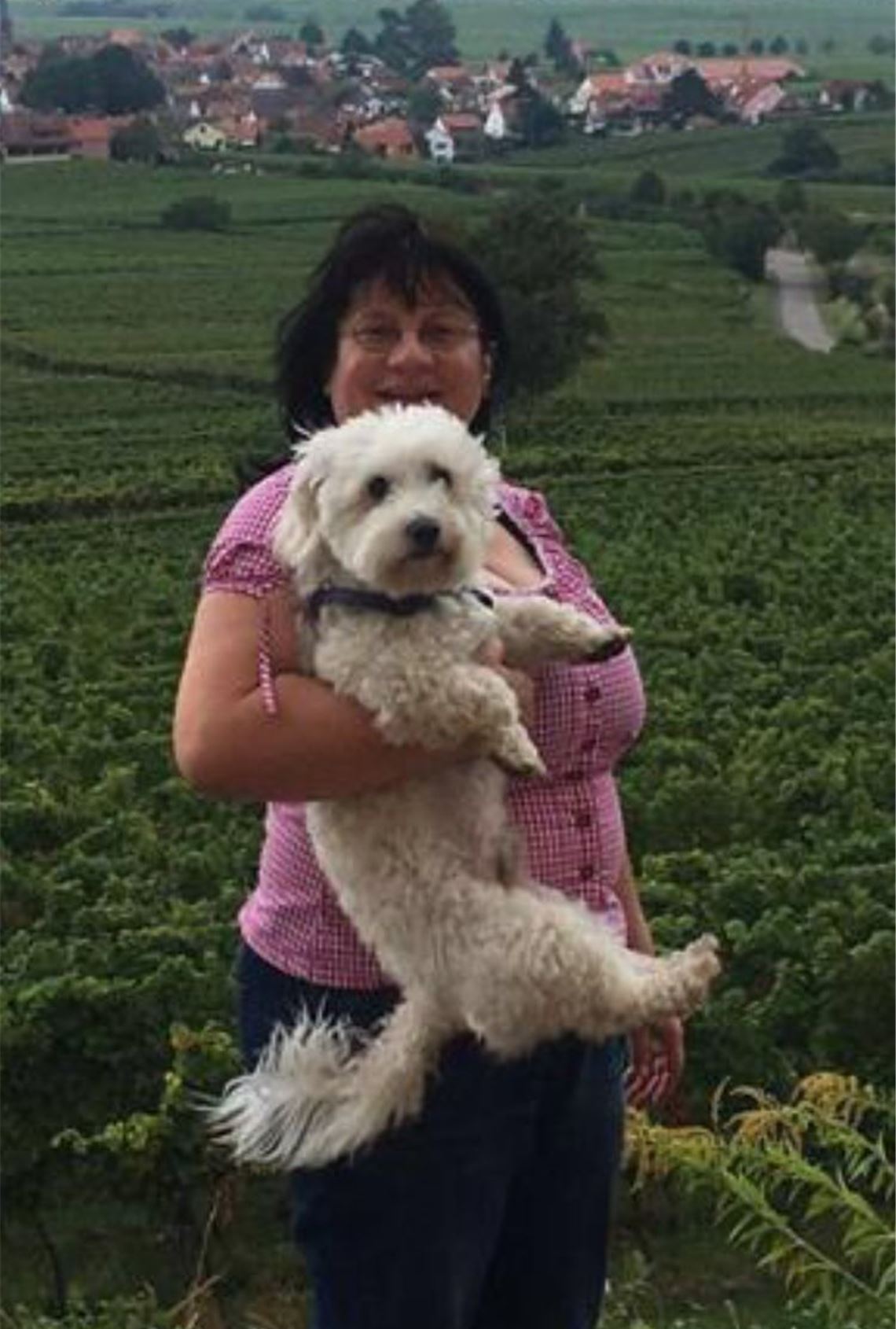 Tina Cernic ist glücklich: Sie hat Vermieter mit Herz und eine Wohnung für sich und ihren kleinen Hund Feivel gefunden. Foto: privat