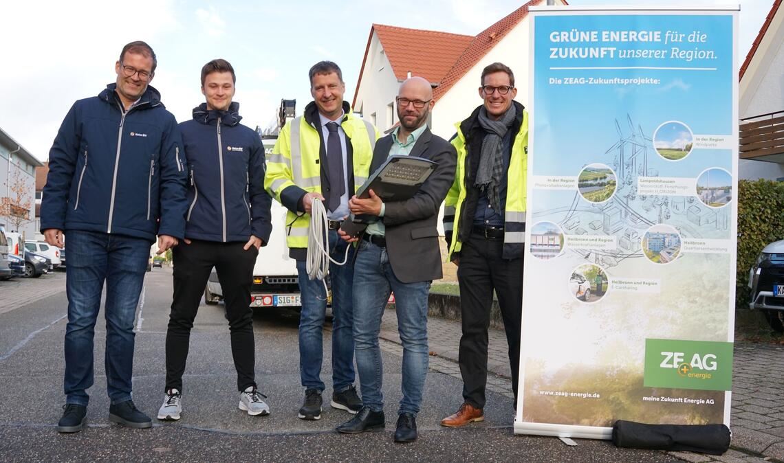 Tino Stutz (v.li.), Kommunalberater der Netze BW, Philipp Schönthaler, Planer Straßenbeleuchtung bei der Netze BW, Gerald Spiegel, Projektleiter bei der ZEAG Energie AG, Bürgermeister Alexander Kozel und Tim Vogelmann von der ZEAG Energie AG. Foto: Bastian