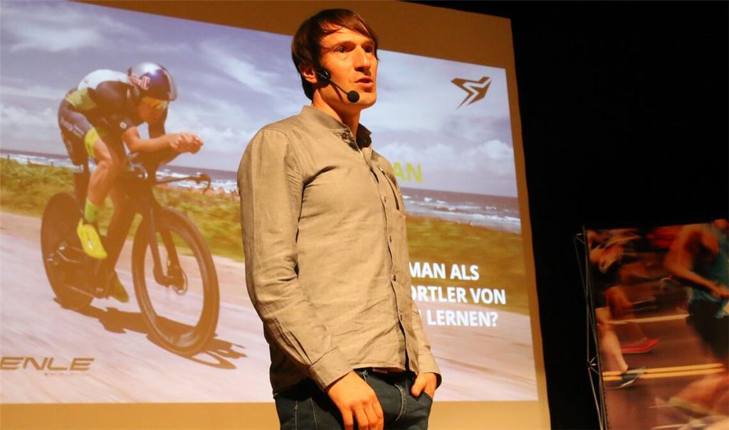 Tipps und Tricks vom Weltklasse-Profi bekamen die Läuferinnen und Läufer bei der Jubiläumsveranstaltung der Volkslaufserie von Sebastian Kienle.