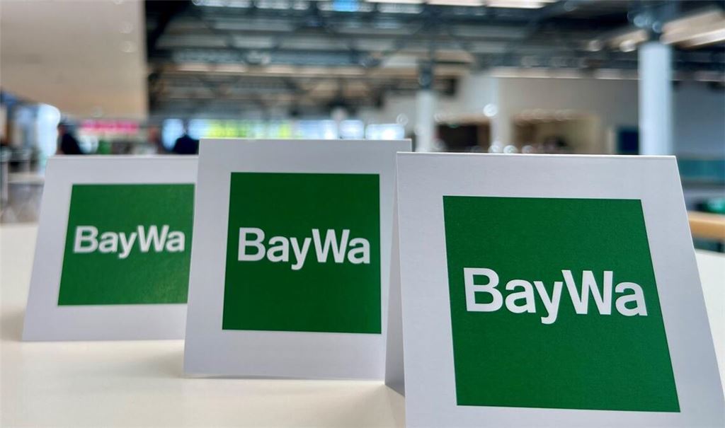 Tischaufsteller bei der Baywa-Hauptversammlung in München. Ein Jahr nach der Fast-Pleite des Traditionsunternehmens hat sich die Staatsanwaltschaft mit einem Ermittlungsverfahren eingeschaltet. (Symbolbild)