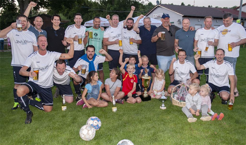 Titelverteidiger bei den Alten Herren: das Team des TSV Ötisheim nach seinem Sieg 2022 beim Stadtpokal bei den Sportfreunden Mühlacker. Fotos: Archiv