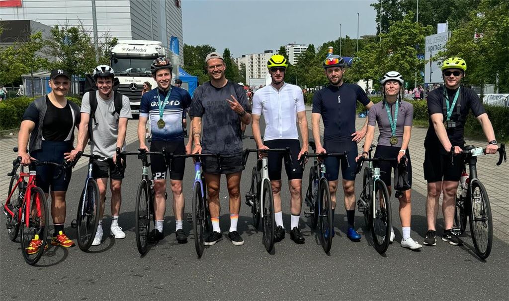 Tobias Bachmann aus Pinache (rechts) mit seinen Mitstreitern und der Teilnahmemedaille nach dem Rennen in Frankfurt.