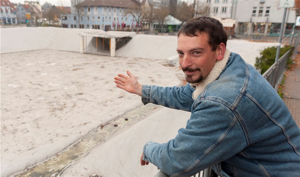 Tobias Gutscher wünscht sich eine Zwischenlösung für die Baulücke im Zentrum – und unsere Zeitung hatte dazu schon in der Silvester-Ausgabe 2019 eine Fotomontage parat (unten). Foto: Fotomoment/Montage: Archiv MT