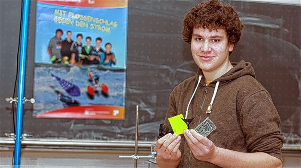 Tobias Knappenberger testet verschiedene Flossenmodelle im Strömungskanal. Foto: Recken