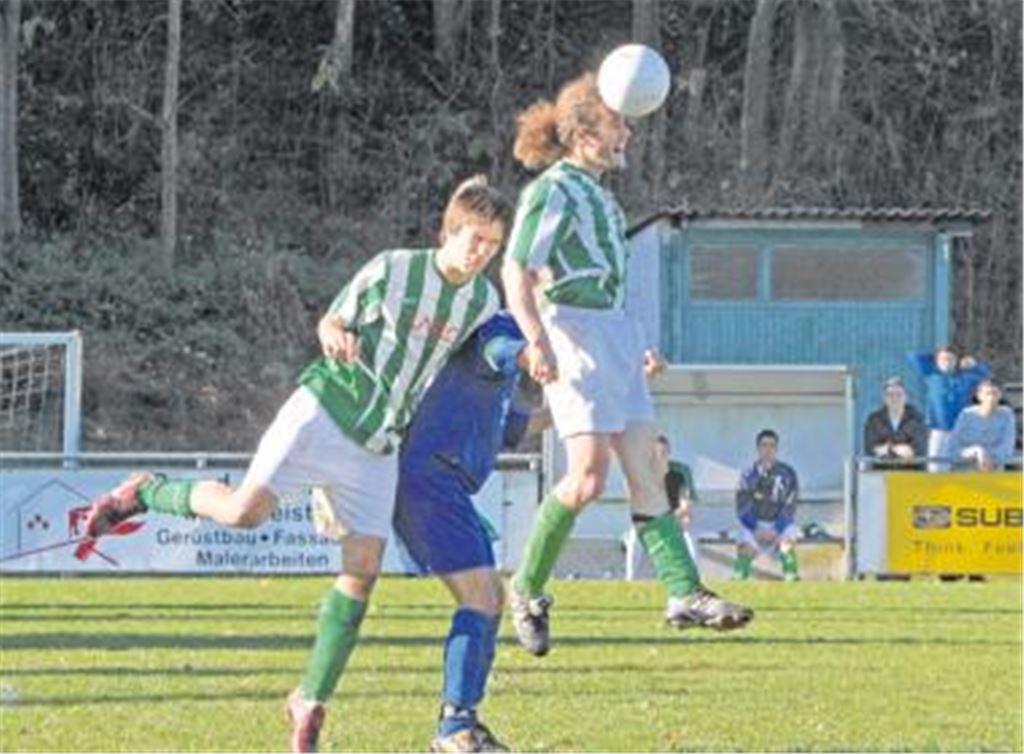 Tobias Kugler und Michael Schlotterbeck im Kopfballduell mit einem Gegenspieler. Doch zu selten behauptet der SV Sternenfels den Ball. Foto: Eigner