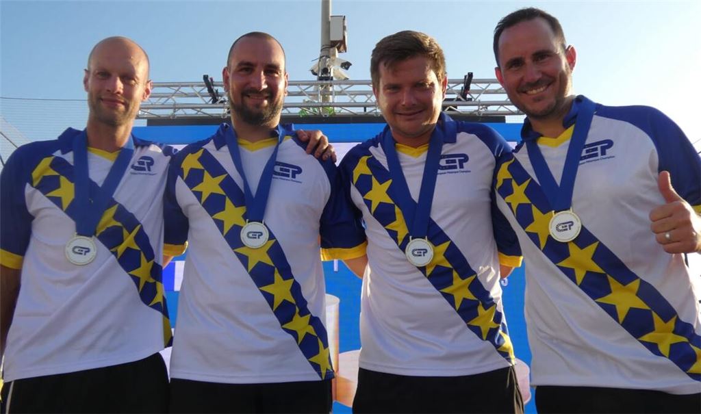 Tobias Müller aus Ötisheim (li.) schlägt mit seinem Team erst den Weltmeister und im Finale die Franzosen. Damit geht der EM-Titel im Triplette Senioren nach Deutschland. Fotos: privat