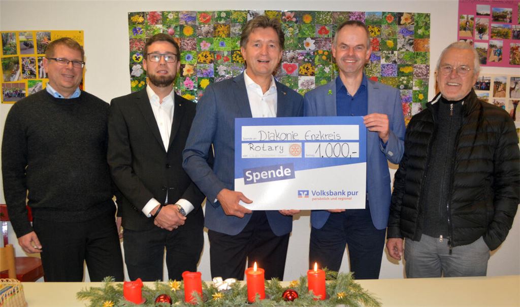 Tobias Oberauer (v.li.), Fabian Geltz, Michael Craiss und Kurt Tassotti (re.) überreichen Christoph Zastrow (2.v.re.) den symbolischen Spendenscheck.Foto: Stahlfeld