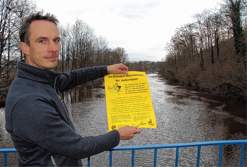 Tobias Reister von der DLRG Mühlacker auf dem Metterstensteg. Dort soll am Abend des 24. April das urige „Einschwimmen“ im Fluss starten. Als Preis winkt den schnellsten Teilnehmern eine Gruppeneintrittskarte für die Gartenschau Enzgärten.