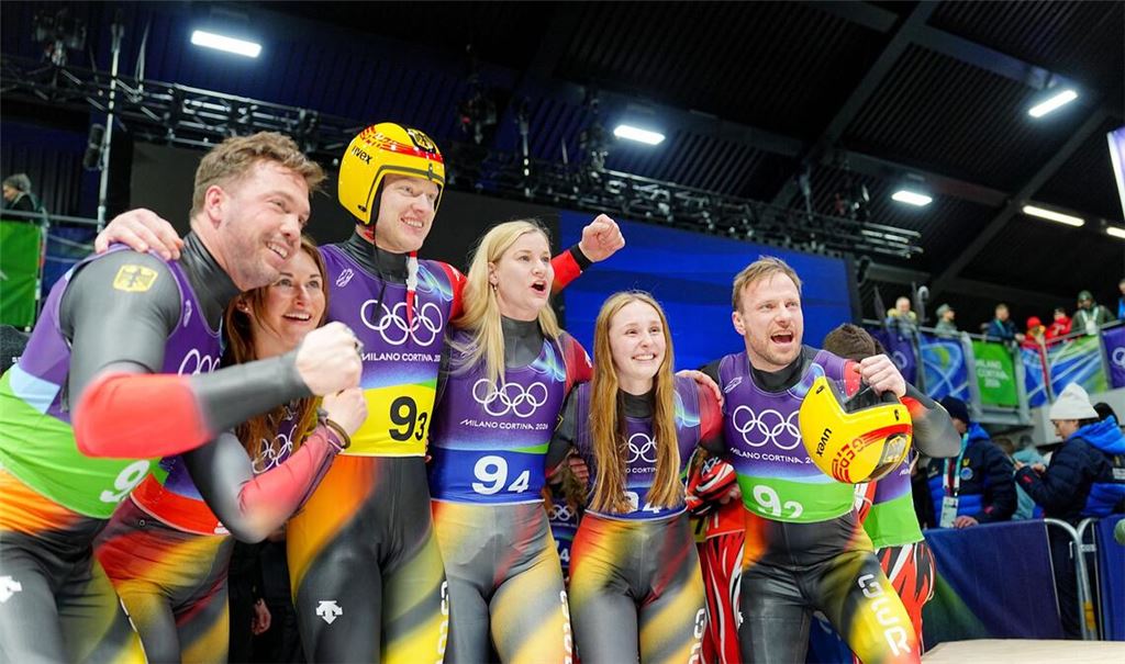 Tobias Wendl (l-r), Julia Taubitz, Max Langenhan, Dajana Eitberger, Magdalena Matschina und Tobias Arlt jubeln im Ziel über ihren Sieg.