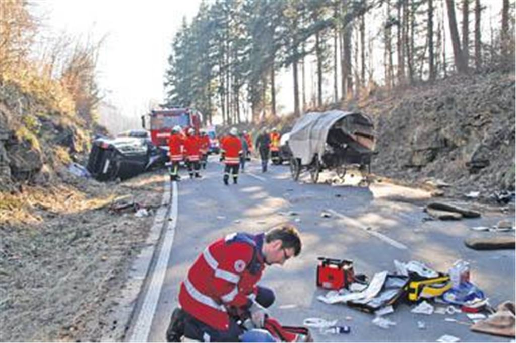 Tödlicher Ausgang einer Planwagenfahrt: Ein 70-jähriger Mann stirbt, als gestern eine Autofahrerin zwischen Göbrichen und Nußbaum in das Heck eines Planwagens fährt. Die Frau gab an, von der tief stehenden Sonne geblendet worden zu sein. Eine Frau wird lebensgefährlich verletzt. Foto: Günther