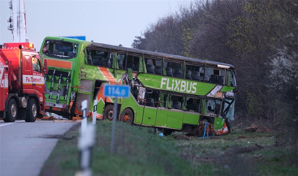 Tödlicher Busunfall auf der A9 bei Leipzig. (Archivbild)