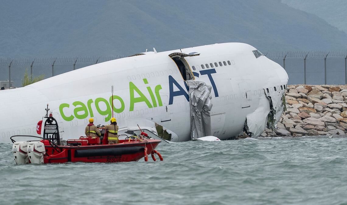 Tödlicher Unfall: Jumbo-Jet rutscht über Landebahn ins Meer