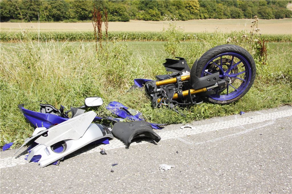 Koenigsbach-Stein: Leichtkraftradfahrer toedlich verletzt durch Kollision mit Lkw