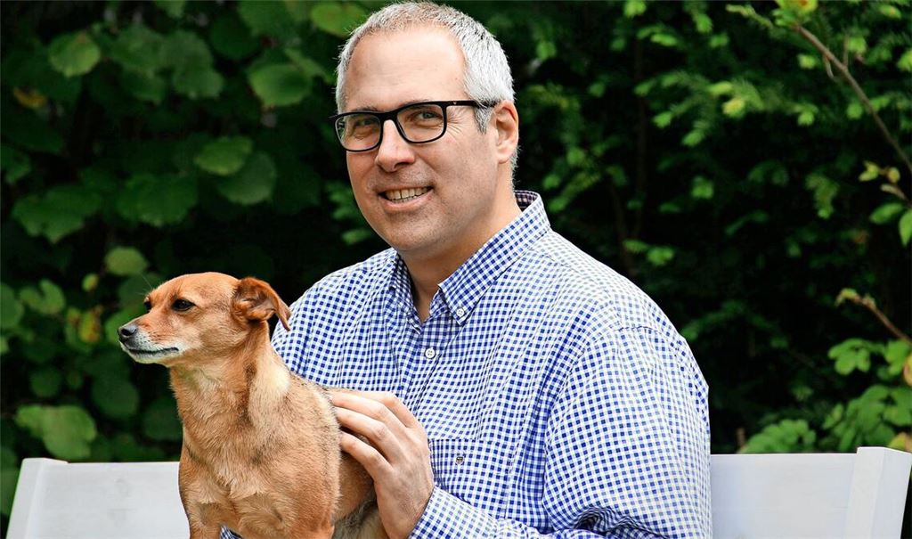 Toffee heißt der zierliche Hund, den Andreas Sturm aus Italien gerettet hat und der es im kleinen Pfarrhaus auch gut haben soll.