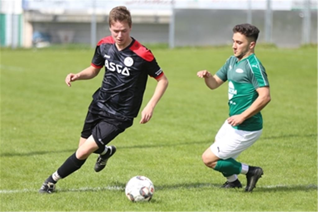 Tolga Öztürk (re.) verlässt die SpVgg in Richtung Türkischer SV Mühlacker. Archivfoto: Huber
