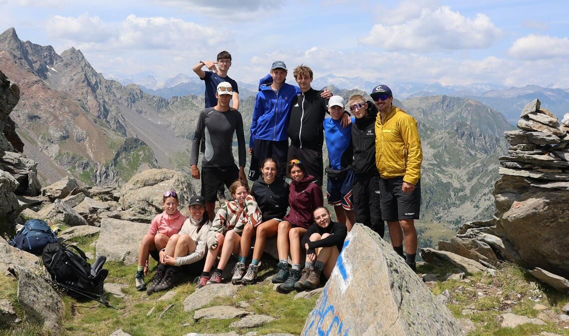 Tolle Aussicht nach einem harten Aufstieg: Die Schülerinnen und Schüler des Seminarkurses am THG bei ihrer Alpenüberquerung. Foto: privat