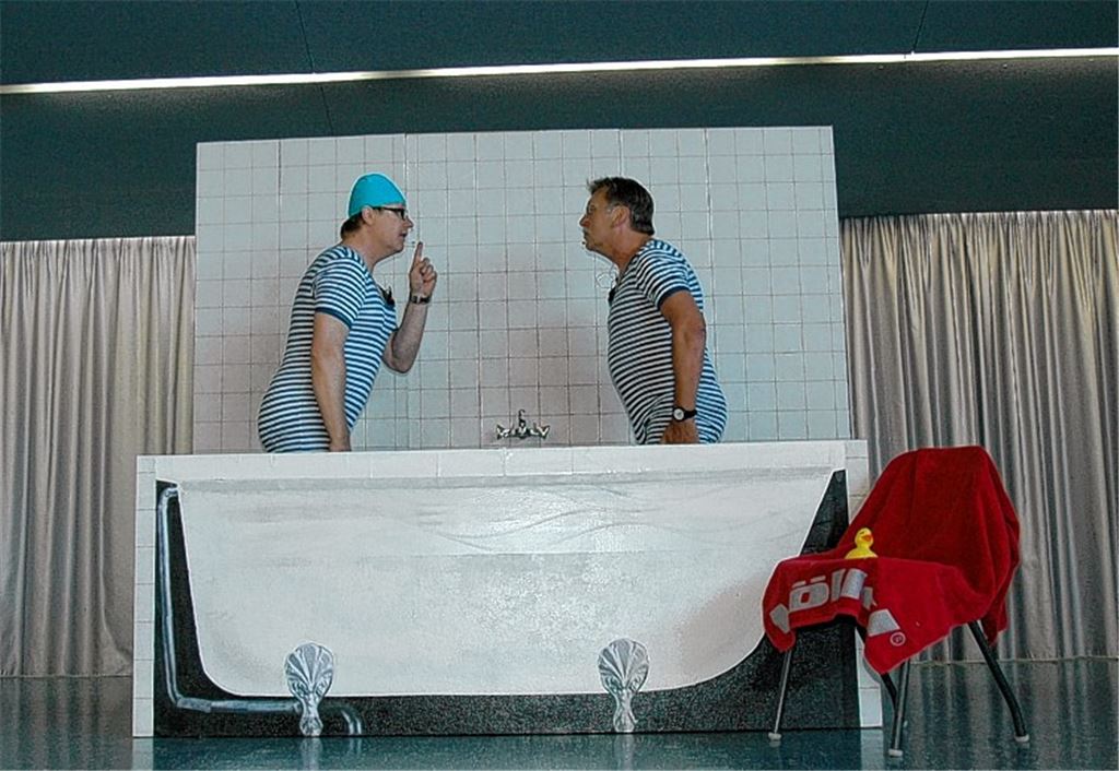 Tolle Nummer bei der Seniorenfeier: Dieter Klimpke (li.) und Werner Hahnke von der TSV-Theatergruppe setzen brillant den Loriot-Klassiker „Zwei Herren im Bad“ in Szene.