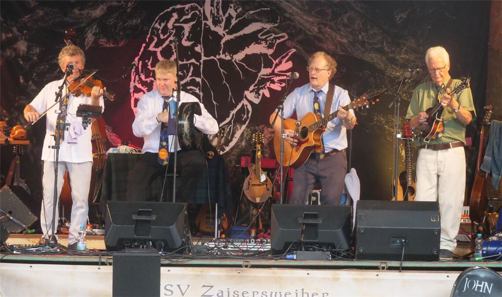 Tolle Stimmung bei „Folk on Farm“ auf dem Schülenswaldhof in Zaisersweiher. Drei Bands gestalten das Programm. Die Matching Ties machen den Auftakt. Foto: Friedrich