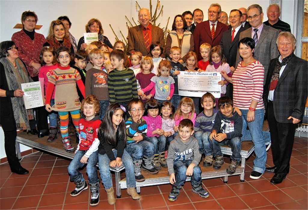 Tolles Weihnachtsgeschenk für die Knittlinger Kindergärten: Die Jedermann-Abteilung des TSV KNittlingen spendet ihnen den Erlös aus dem diesjährigen Eichenfest. Foto: Haller