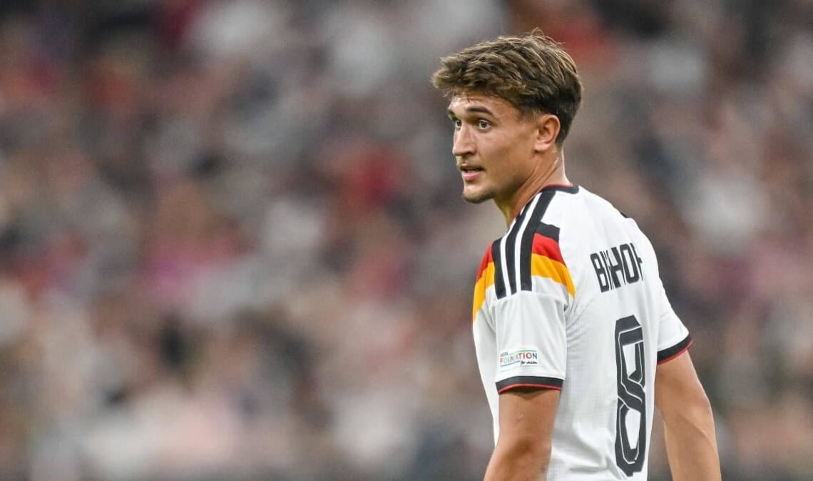 Tom Bischof (Note 2): Der Profi des FC Bayern gab den Achter unter Jürgen Klopp. Der Bundestrainer hatte Bischof bei seiner Nominierungspressekonferenz fast schon überschwänglich gelobt, unter anderem aufgrund seiner Schussstärke. Am Donnerstagabend nun zeigte der Münchner, warum. Sein Schuss in Minute 24 ging noch vorbei – in der 40. Minute dann stand Bischof richtig und staubte aus kurzer Distanz zum 1:0 ab. Wenig später mit einem krachenden Fernschuss, den der serbische Keeper nur mit Mühe entschärfen konnte. Bischof also, genau: war gut in Schuss. Und das auch als ballsichere Anspielstation mit Zug nach vorne im Mittelfeld und in den Zwischenräumen.
