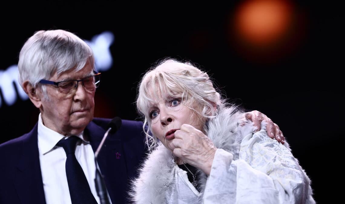 Tom Courtenay und Anna Calder-Marshall erhalten den Silbernen Bären für die beste schauspielerische Leistung in einer Nebenrolle.