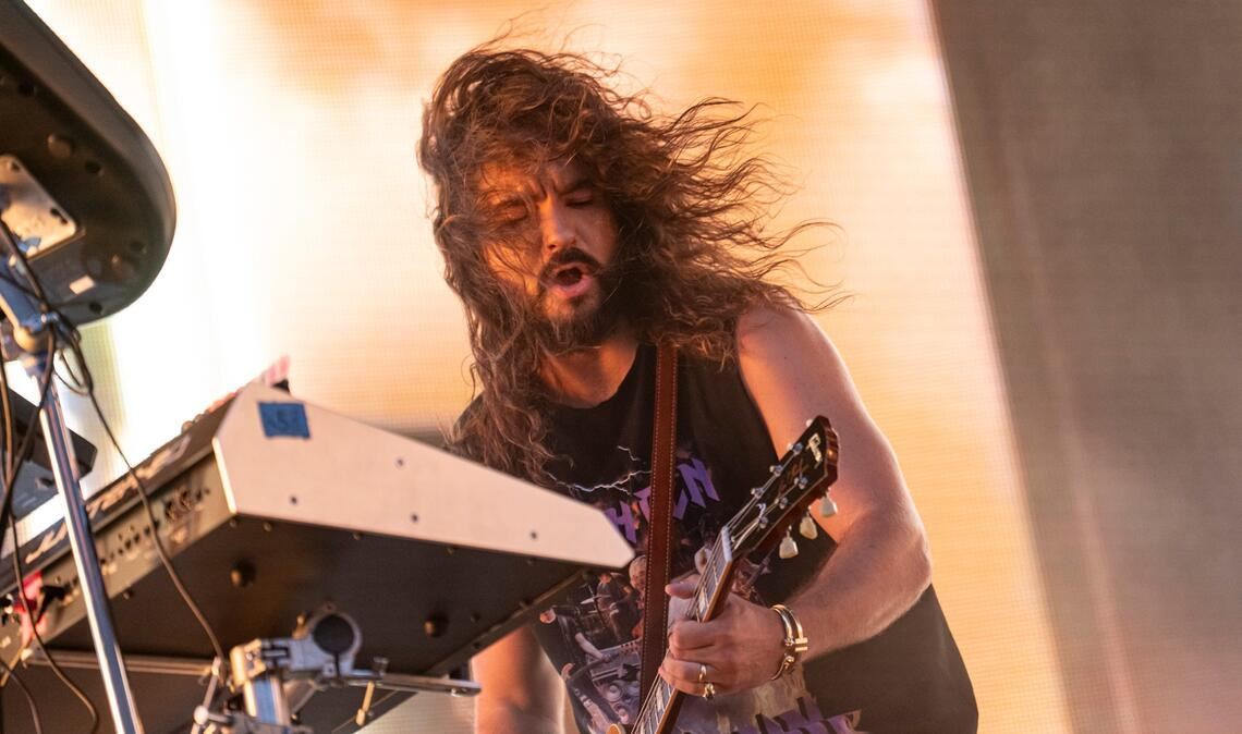 Tom Kaulitz, Ehemann von Heid Klum und Sänger von "Tokio Hotel", schildert in seinem Podcast die unerträglichen Schmerzen bei Clusterkopfschmerzen.