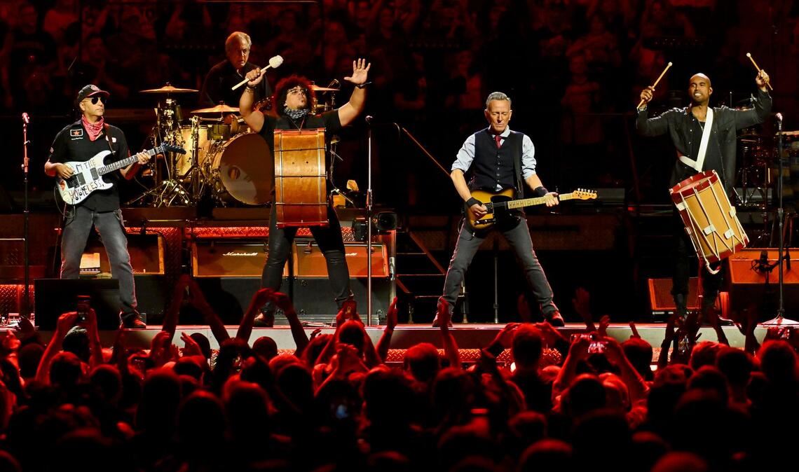 Tom Morello (l-r) Jake Clemons und Bruce Springsteen treten im Madison Square Garden auf.