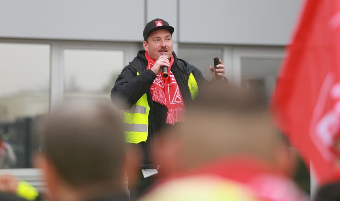 Tom Wolters bei der Kundgebung vor dem Mühlacker Mahle-Werk. Archivfoto: Disselhoff