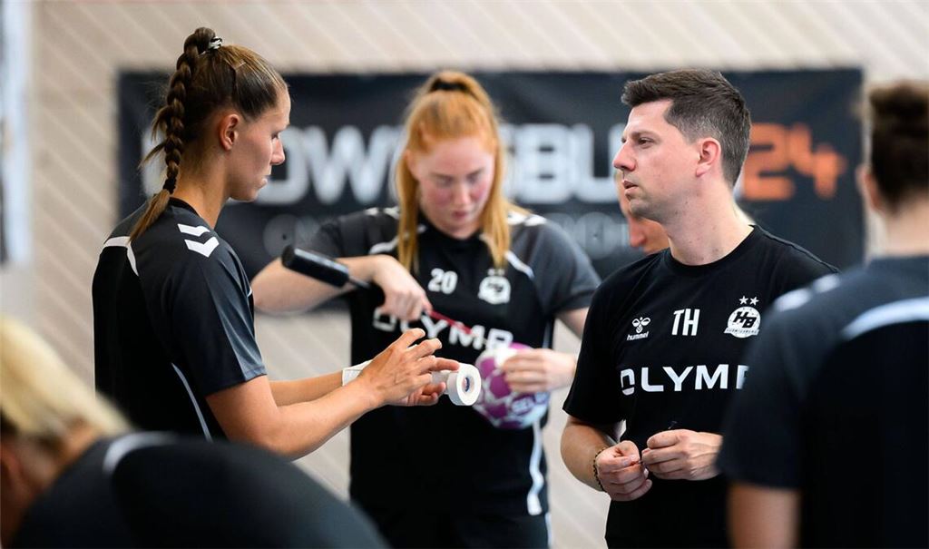 Tomas Hlavaty (re.) beim Trainingsauftakt mit der HB Ludwigsburg – inzwischen sind die Spielerinnen in alle Winde verstreut.