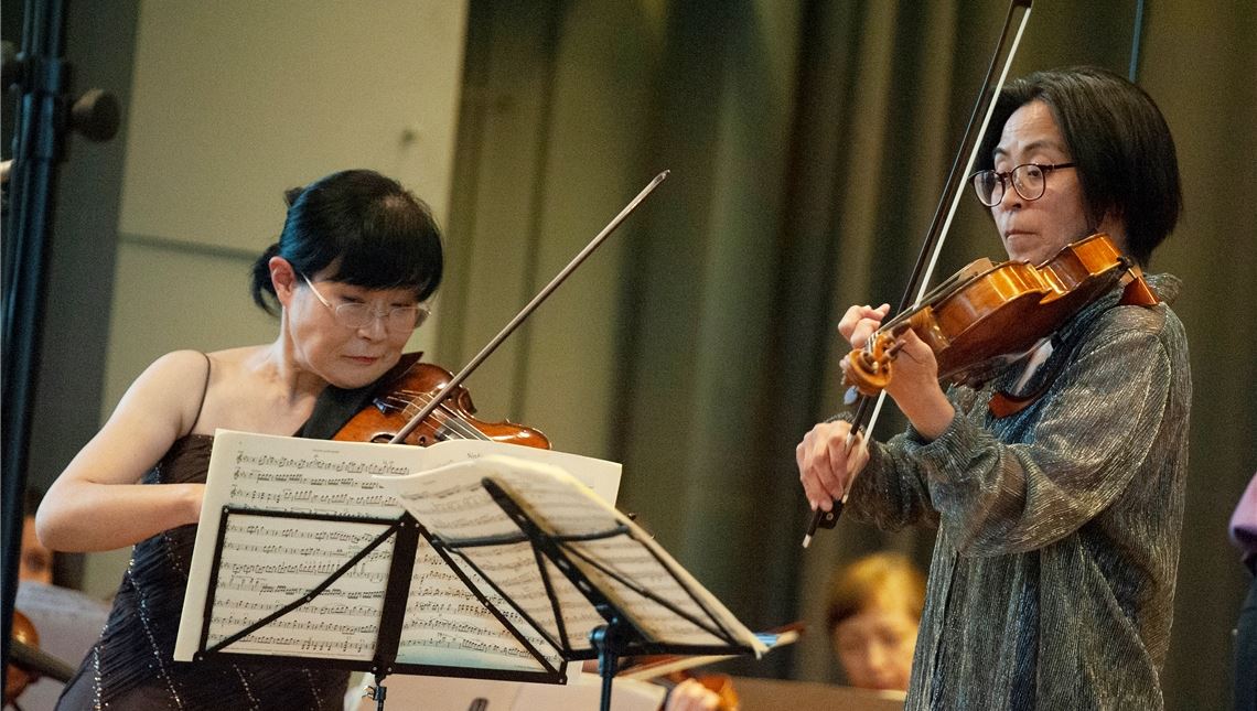 Tomoko Yamasaki (Viola; re.) und Sachiko Kobayashi (Violine). Foto: Fotomoment