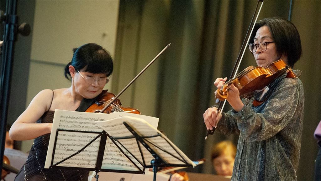 Tomoko Yamasaki (Viola; re.) und Sachiko Kobayashi (Violine). Foto: Fotomoment