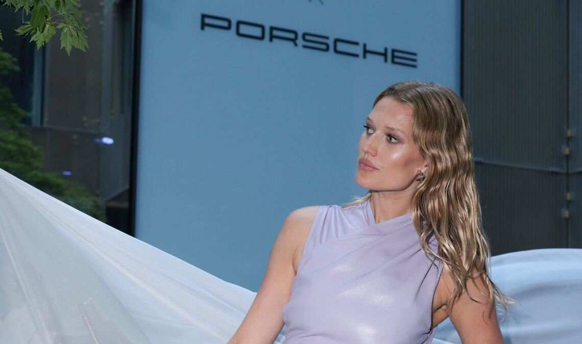 Toni Garrn verkauft im Stuttgarter Porsche-Store besondere Mode für einen guten Zweck.