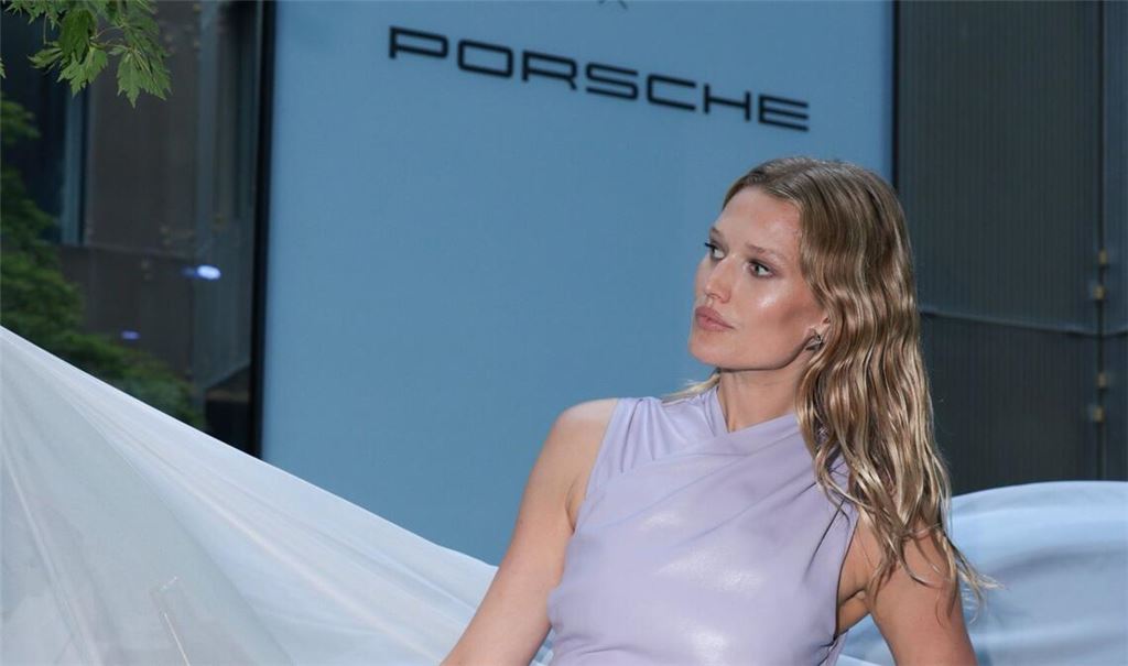 Toni Garrn verkauft im Stuttgarter Porsche-Store besondere Mode für einen guten Zweck.