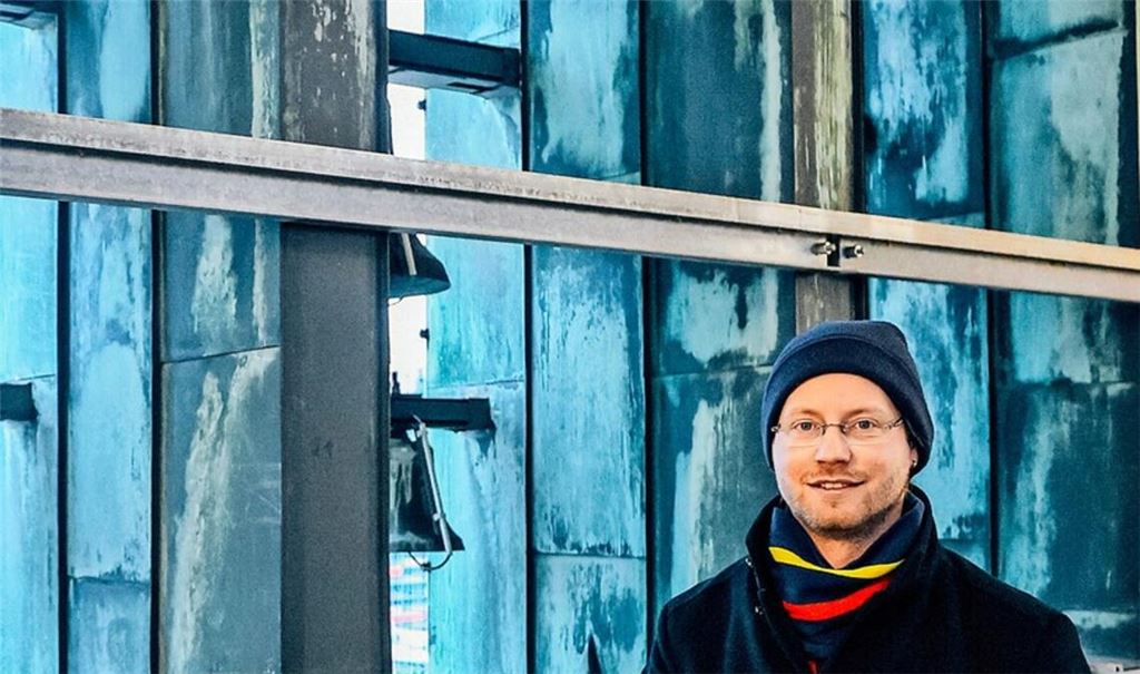 Toni Ulrich präsentiert stolz die 30 Glocken des Stuttgarter Rathauses.