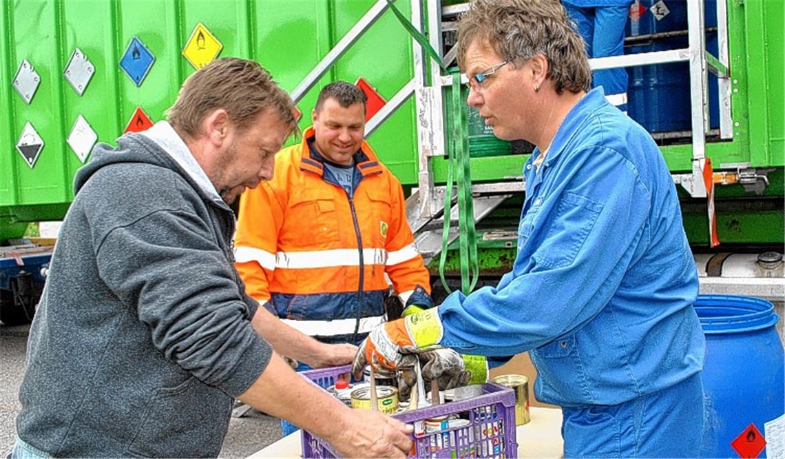 Tonnenweise wird der Problemmüll angeliefert. Jürgen Brodbeck (li.) hat ausgemistet und bringt eine Menge alter Farbe mit. Fotos: Stahlfeld