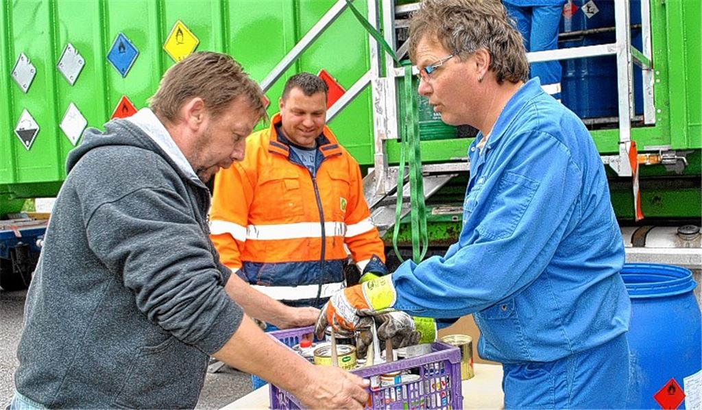 Tonnenweise wird der Problemmüll angeliefert. Jürgen Brodbeck (li.) hat ausgemistet und bringt eine Menge alter Farbe mit. Fotos: Stahlfeld