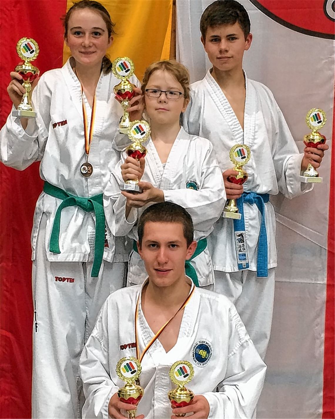 Top-Leistungen von Chang Hun Mühlacker durch Jakob Murmann (vorne) sowie Leonie Schniering, John Fischer und Tobias Dehn (v.li.).