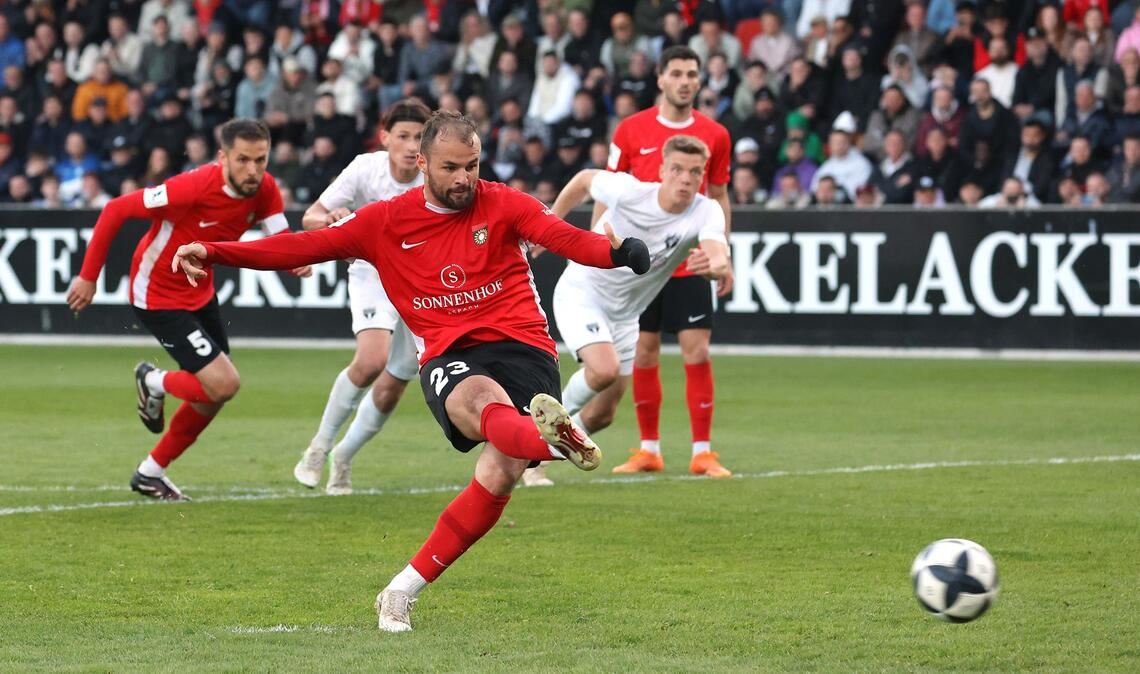 Top-Torjäger Fabian Eisele trifft für die SG per Elfmeter zum 1:0 – bis dahin war’s ausgeglichen.