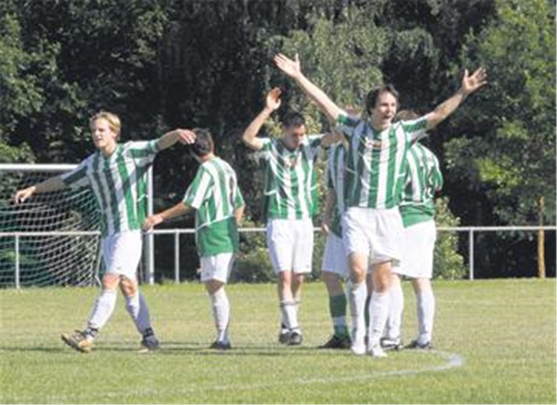 Topfit und bester Laune: Die Mannschaft des SV Sternenfels geht das Relagationsspiel optimistisch an. Foto: Eigner