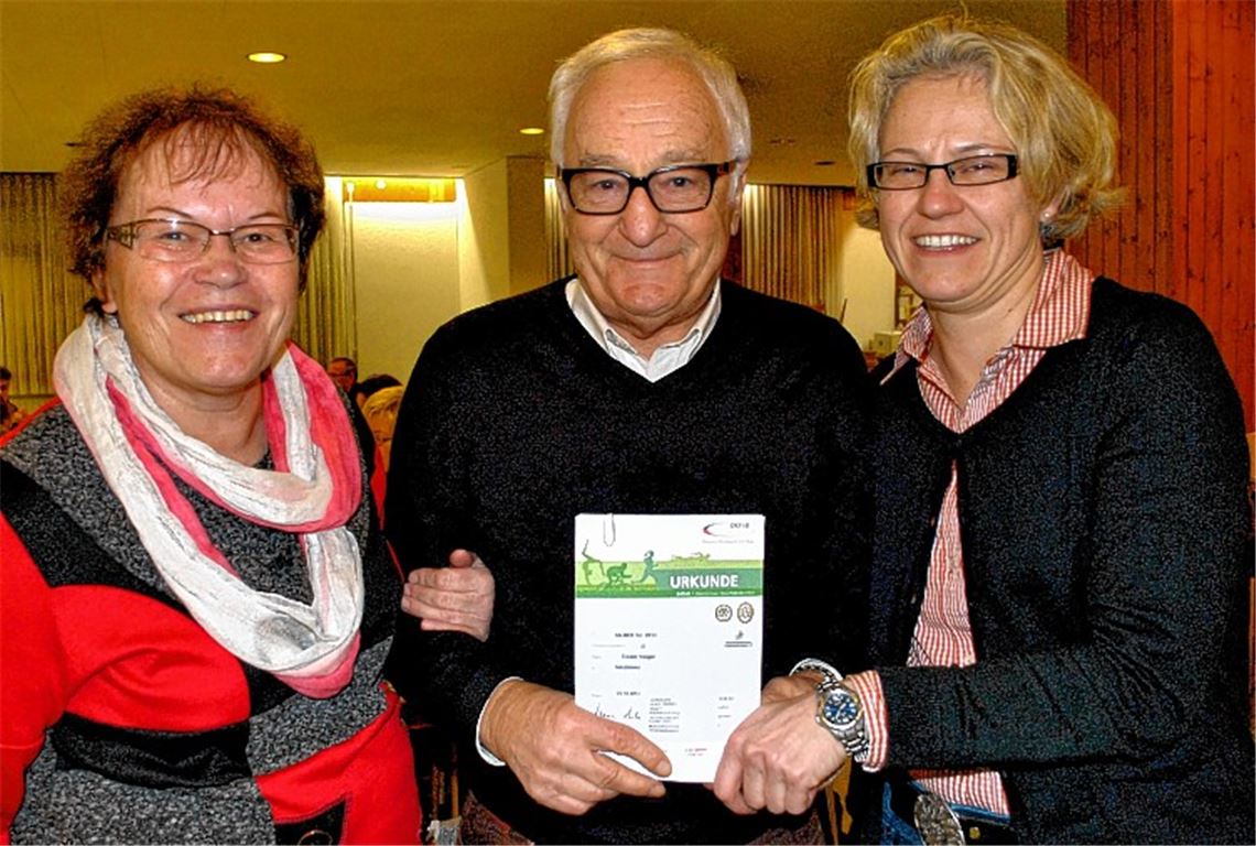 Topfitter Ehrenbürger: Ewald Veigel mit Renate Schick (li.) und Sabine Schick, die beim SV Illingen die Sportabzeichen abnehmen. Foto: Stahlfeld