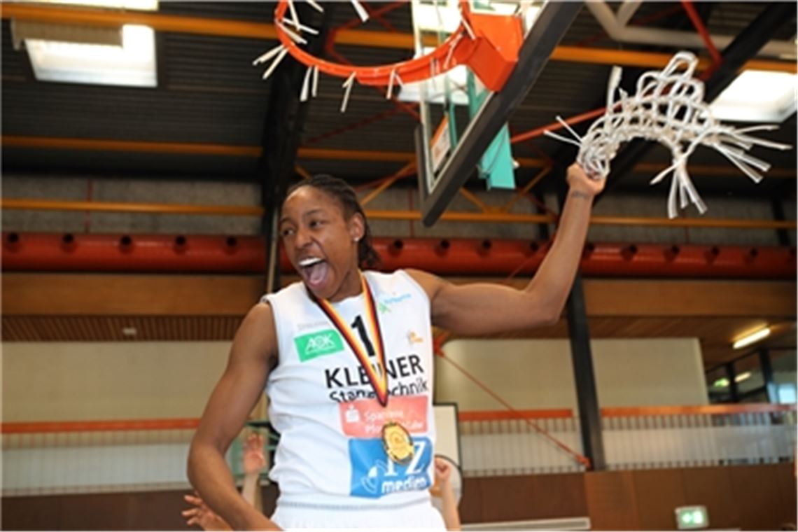 Topscorerin Krystal Vaughn – hier bei der Feier zur Deutschen Meisterschaft Ende April – nimmt sich eine Auszeit. Wenn es ihr Körper zulässt, will die 34-Jährige im neuen Jahr wieder bei den Rutronik Stars Keltern angreifen.Archivfoto: Rubner