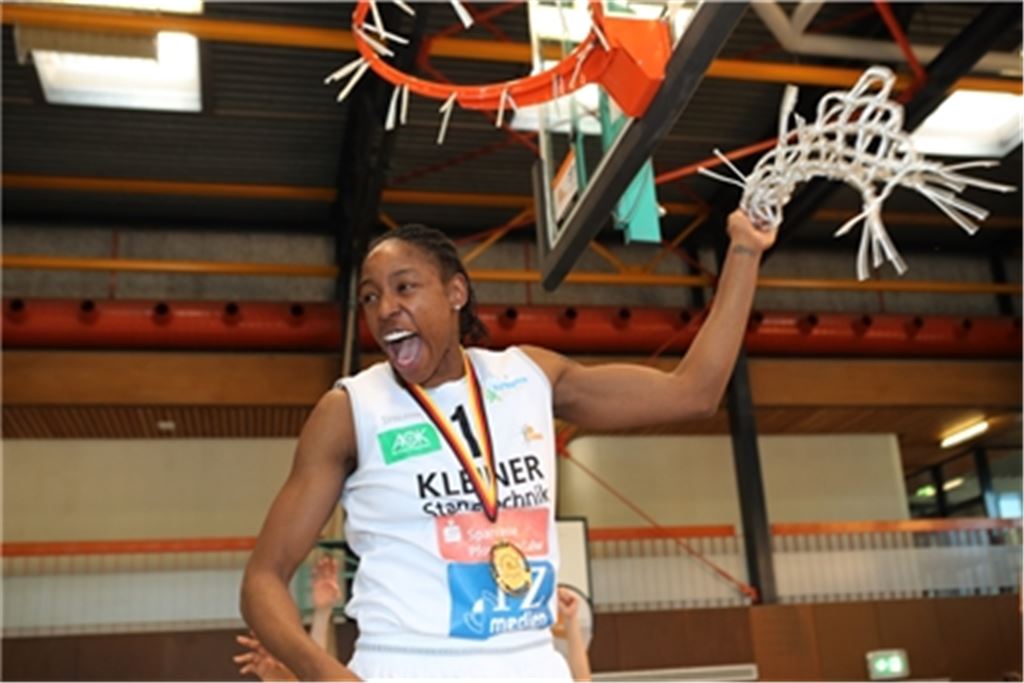 Topscorerin Krystal Vaughn – hier bei der Feier zur Deutschen Meisterschaft Ende April – nimmt sich eine Auszeit. Wenn es ihr Körper zulässt, will die 34-Jährige im neuen Jahr wieder bei den Rutronik Stars Keltern angreifen.Archivfoto: Rubner