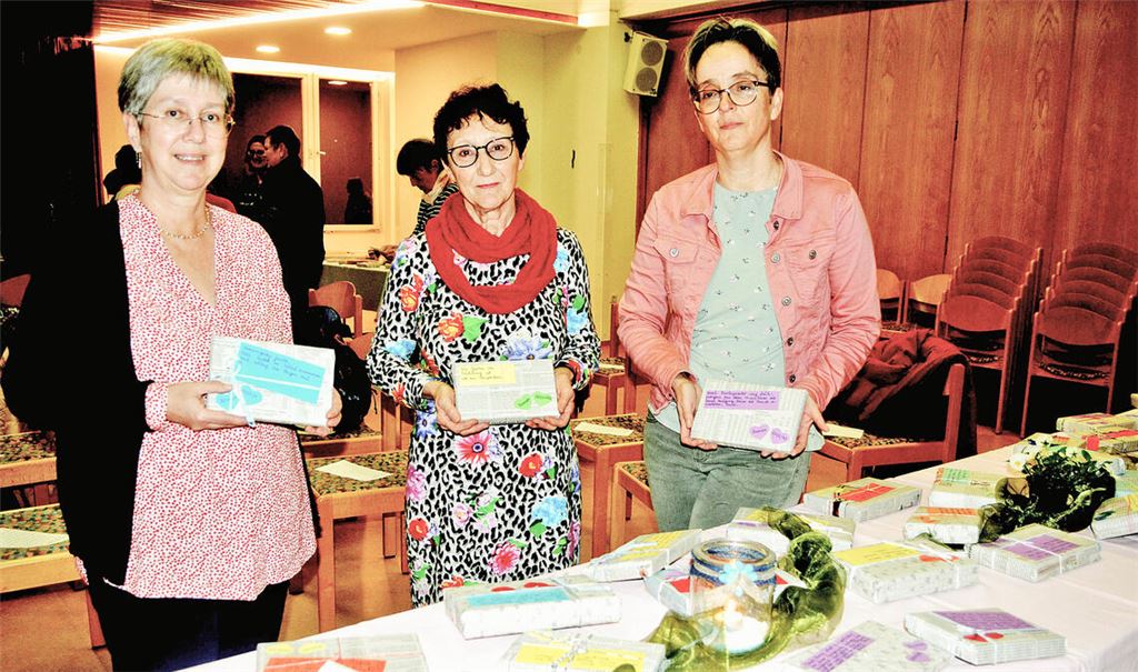 Tordins Oder (v. li.), Rotraut Knodel und Nicole Kopf mit den verpackten Büchern, die zum Lese-Blind-Date einladen. Foto: Stahlfeld