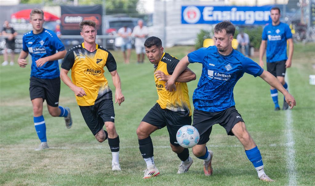 Tore, Elfmeter, Zweikämpfe: Das Derby Lienzingen (gelbe Trikots) gegen Enzberg bietet beste Fußball-Unterhaltung. Fotos: Fotomoment