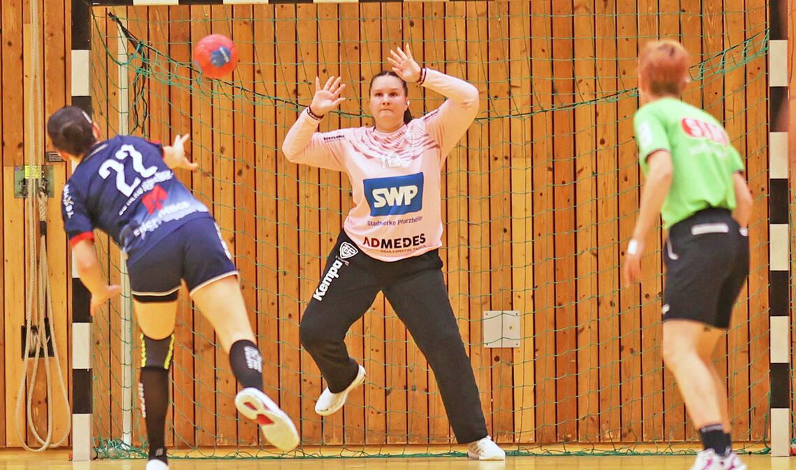 Torfrau Claire Bäcker kann hier den Siebenmeterwurf von Theresa Gramer (SG H2 Ku) parieren.