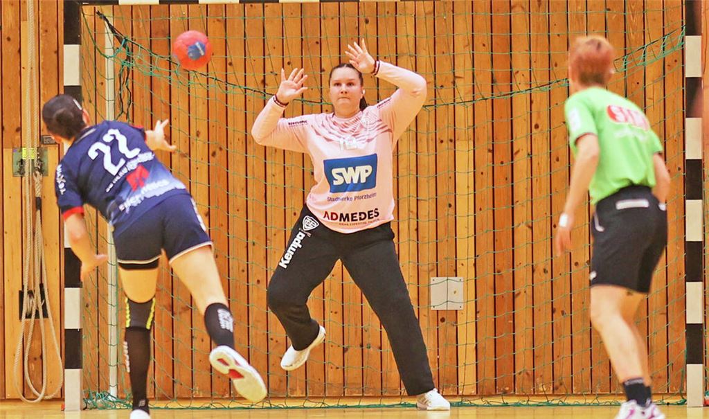 Torfrau Claire Bäcker kann hier den Siebenmeterwurf von Theresa Gramer (SG H2 Ku) parieren.