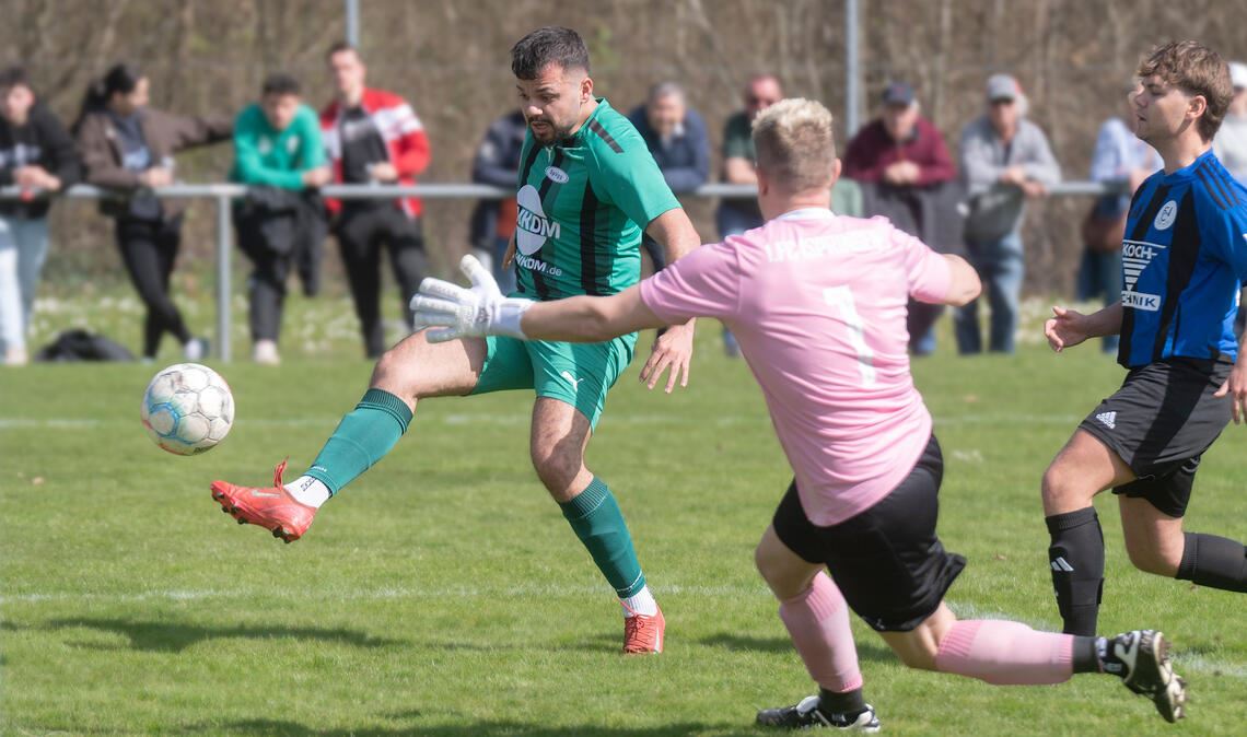 Torhungrig präsentiert sich die SpVgg Zaisersweiher gegen Ispringen II, unter anderem schnürt Cihan Öztürk (li.) einen Dreierpack. Fotos: Fotomoment